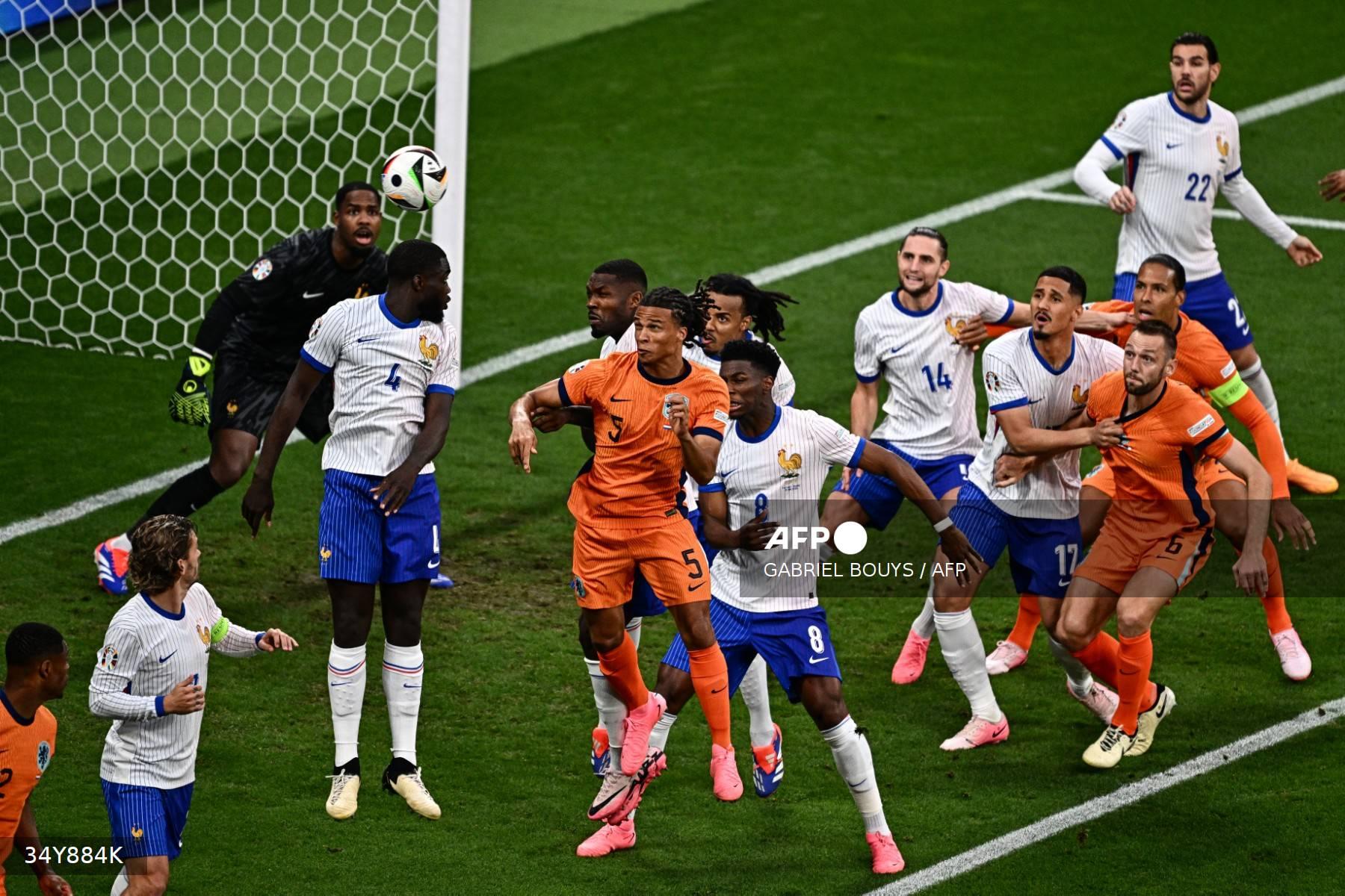 Bek Belanda #05 Nathan Ake menyundul bola melewati bek Prancis #04 Dayot Upamecano selama pertandingan sepak bola Grup D UEFA Euro 2024 antara Belanda dan Prancis di Stadion Leipzig di Leipzig pada 21 Juni 2024.