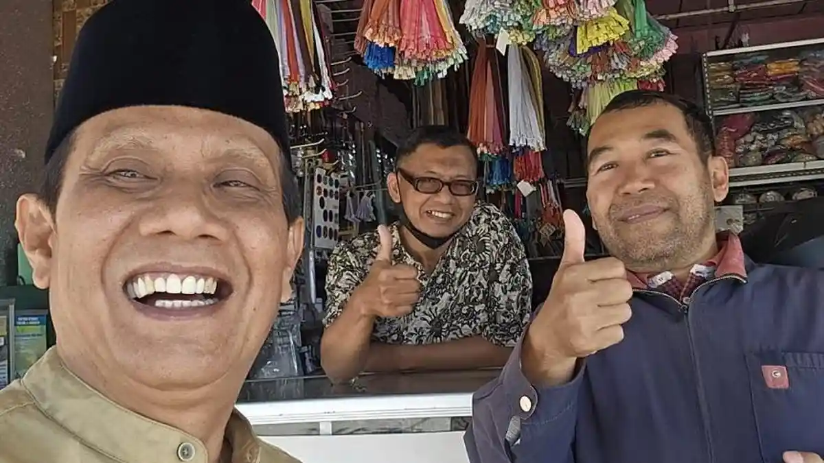 Potret Sujud Pribadi (kanan), Bupati Malang dua periode yang dikenal sederhana dan dekat dengan masyarakat melalui gaya kepemimpinannya yang turun langsung ke desa-desa.