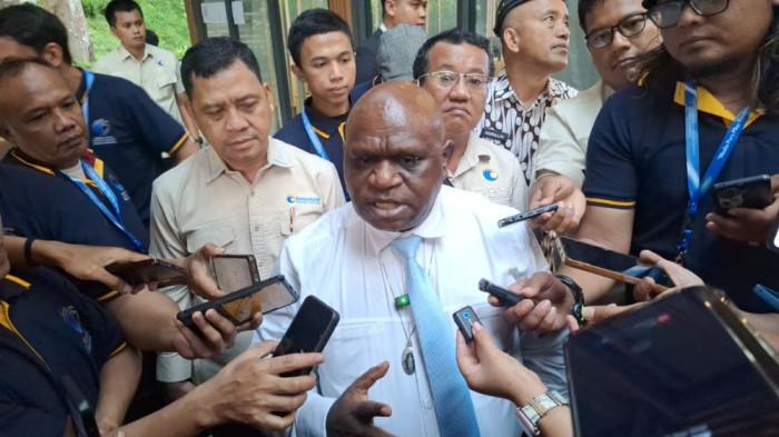 Menteri Hak Asasi Manusia (HAM), Natalius Pigai saat diwawancara di Green Forest Resort, Cihideung, Kabupaten Bandung Barat, Jawa Barat, Rabu (20/05/2026). Tribunnews/Mario Christian Sumampow