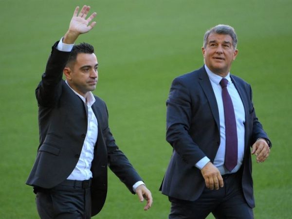 Xavi Hernandez (kiri) bersama Presiden Barcelona, Joan Laporta.
