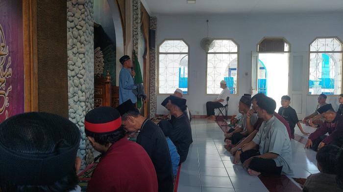 Momen bilal memberikan pengantar sebelum salat id