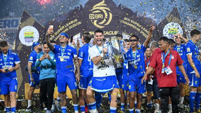Momen selebrasi pemain Persib juara Super League 2025-2026 menasbihkan diri jadi tim dengan gelar terbanyak, Sabtu (23/5/2026) di Stadion Gelora Bandung Lautan Api (GBLA). (KOMPAS.com/ADIL NURSALAM)