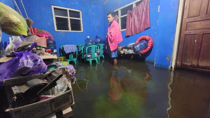 BANJIR ROB - Potret memilukan terlihat di salah satu rumah di Desa Ambulu, Kecamatan Losari Kabupaten Cirebon. Selama tiga tahun terakhir, satu dari sejumlah keluarga di desa tersebut terpaksa hidup di tengah kepungan banjir rob yang tak pernah benar-benar surut.