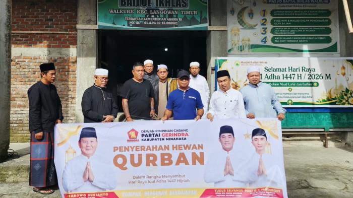 HEWAN KURBAN - Ketua DPD Partai Gerindra Sulawesi Utara, Mayjen TNI (Purn) Yulius Selvanus menyalurkan puluhan hewan kurban berupa sapi dan kambing kepada masyarakat di berbagai kabupaten dan kota di Sulawesi Utara.