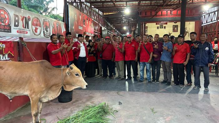 Ketua DPD PDI Perjuangan Sumatera Utara, Rapidin Simbolon, didampingi Sorta Ertaty Siahaan, menyerahkan hewan kurban kepada Ketua DPC PDI Perjuangan Labuhanbatu Selatan, Muhammad Hasir, di Kantor DPC PDIP Labusel, Selasa (26/5/2026). Hewan kurban tersebut nantinya akan dibagikan kepada masyarakat kecil, khususnya kaum duafa, dalam rangka perayaan Hari Raya Idul Adha 1447 Hijriah.