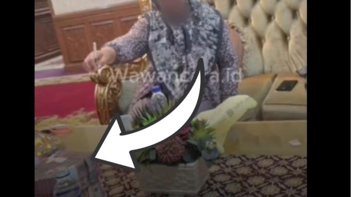 VIRAL JAMBI - Foto tumpukan uang Rp400 juta tunai senilai Rp400 juta di Rumah Dinas Gubernur Jambi mendadak viral di media sosial. Uang tersebut disebut-sebut muncul dalam proses mediasi antara korban penipuan dengan terduga pelaku Titin Marleni yang mencatut nama Gubernur Jambi, Al Haris.