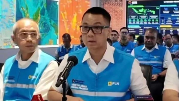 Direktur Utama PT PLN (Persero) Darmawan Prasodjo (tengah)