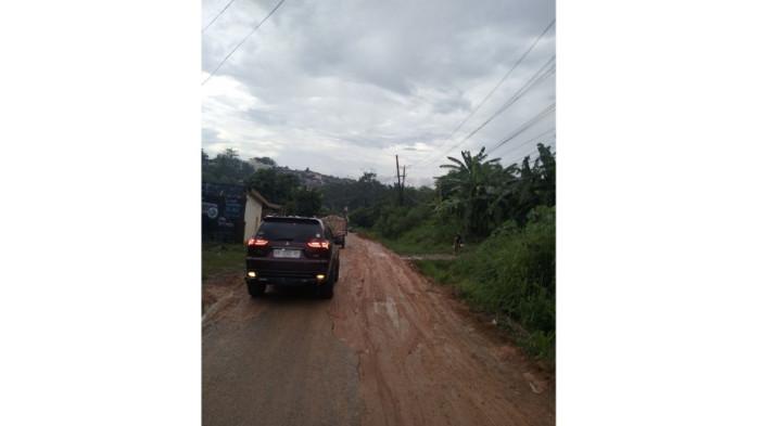 JALAN RUSAK JAMBI - Kondisi jalan yang menghubungkan Kota Jambi dengan Kabupaten Muaro Jambi, tepatnya di kawasan Kelurahan Kenali Besar hingga Desa Pematang Gajah, mengalami kerusakan parah, Selasa (26/5/2025)