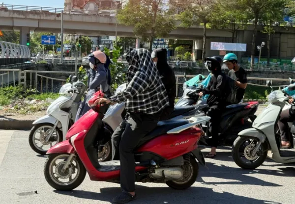 People wait for the red light at the intersection in Dao Tan at 8:45 a.m. on May 25. Photo: Thuy Quynh