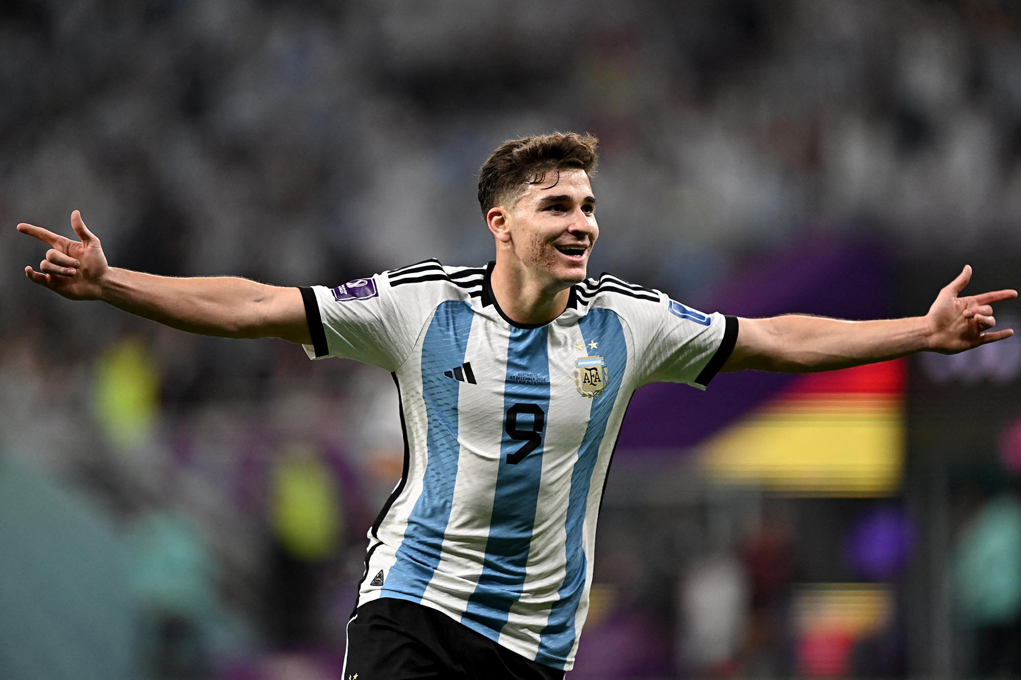 Penyerang Argentina Julian Alvarez merayakan gol kedua timnya selama pertandingan sepak bola babak 16 besar Piala Dunia 2022 Qatar antara Argentina dan Australia di Stadion Ahmad Bin Ali di Al-Rayyan, sebelah barat Doha. Sabtu (3 Desember 2022). (MANAN VATSYAYANA / AFP)