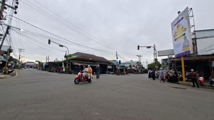 Jalan di persimpangan Desa Palampitan dijaga anggota Satuan Lantas Polres HSU