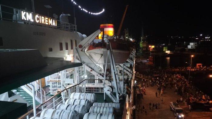 KM CIREMAI - Penumpang di musim mudik Nataru, saat naik dan turun kapal saat KM Ciremai tiba di Pelabuhan Manokwari pada Rabu (20/12/2023) malam. Simak jadwal kapal Pelni KM Ciremai terbaru Voyage 11.2026.