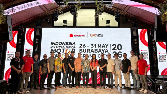 IIMS SURABAYA 2026 - Suasana konferensi pers Indonesia International Motor Show (IIMS) Surabaya 2026, Selasa (19/5/2026), di Roots Social House. Pameran otomotif tahunan besutan Dyandra Promosindo tersebut akan berlangsung pada 26-31 Mei 2026 dengan menghadirkan lebih dari 40 brand otomotif, program autotainment, hingga konser musik dari Sal Priadi dan For Revenge.