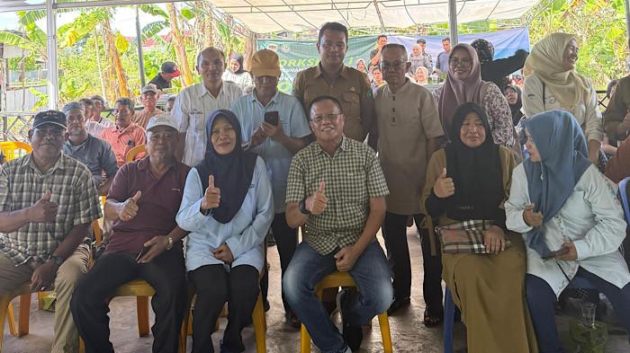 KETUA DPRD - Ketua DPRD Provinsi Bengkulu, Sumardi saat foto bersama warga Kelurahan Surabaya, Kota Bengkulu, Bengkulu.