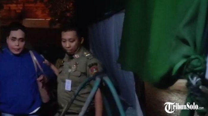 NGAMUK - Seorang waria bernama Sunar Dariyadi alias Manohara diamankan petugas Satpol PP Kota Solo. Ia diduga marah-marah hingga menampar pengunjung sebuah rumah makan di Jalan Gatot Subroto, Solo, Selasa (26/5/2026) malam.