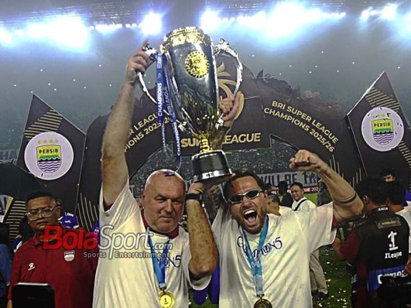 Pelatih Persib Bandung, Bojan Hodak (kiri) dan pemainnya bernama Marc Klok (kanan), sedang selebrasi piala Super League 2025/2026  di Stadion Gelora Bandung Lautan Api, Bandung, Jawa Barat, Sabtu (23/5/2026).