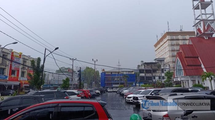 cuaca di pusat Kota Manado, diguyur hujan deras.