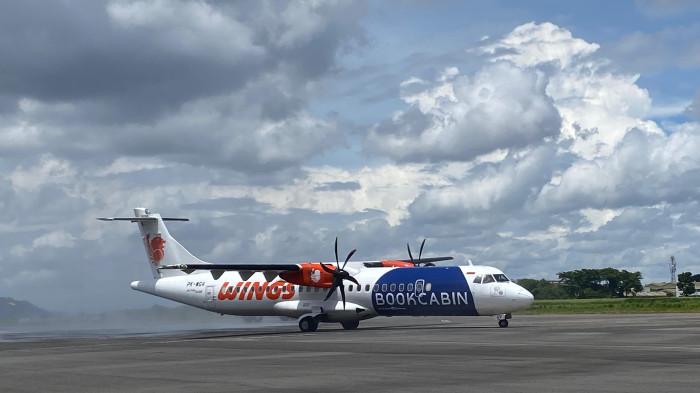 TERBANG PERDANA - Bandara Husein Sastranegara di Kota Bandung gelar penerbangan perdana pesawat Wings Airlines untuk rute Bandung-Semarang, Minggu (21/12/2025). Penerbangan rute Bandung–Semarang ini berjalan empat kali sepekan setiap Senin, Rabu, Jumat, dan Minggu.