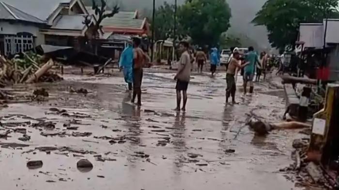 BENCANA: Banjir bandang di Desa Solimandungan Bolmong, Rabu 27 Mei 2026. Limbah pohon yang terlihat di pekarangan rumah warga.