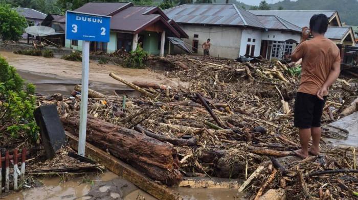 BENCANA: Banjir bandang di Desa Solimandungan Bolmong, Rabu 27 Mei 2026. Limbah pohon yang terlihat di pekarangan rumah warga.