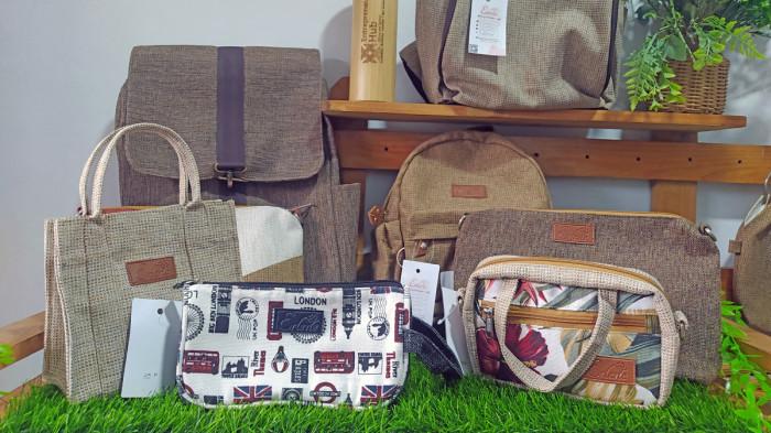 FESYEN GONI - Sederet produk tas hingga dompet dari kain goni yang diproduksi worksop Erlene Handycraft, Dusun Gebyok, Desa Ngemplak, Kecamatan Kartasura, Kabupaten Sukoharjo, Jawa Tengah.