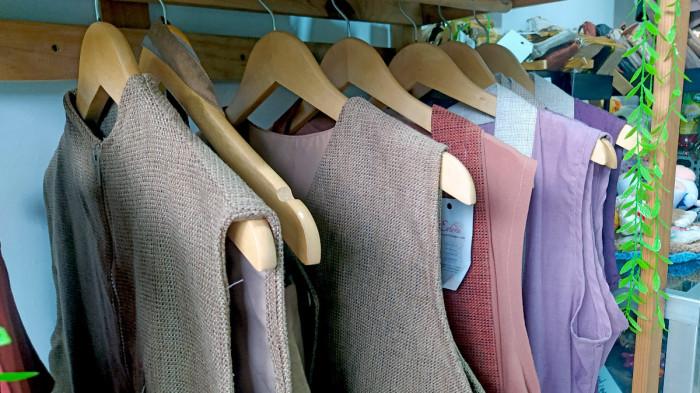 FESYEN GONI - Outer wanita dari kain goni yang diproduksi worksop Erlene Handycraft, Dusun Gebyok, Desa Ngemplak, Kecamatan Kartasura, Kabupaten Sukoharjo, Jawa Tengah.