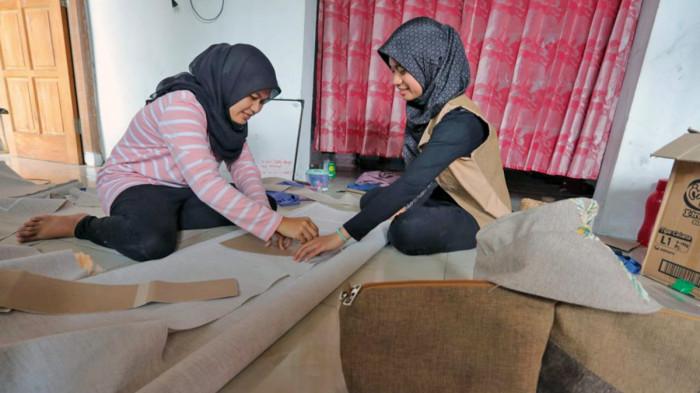 FESYEN GONI - Erina memberdayakan lima orang ibu rumah tangga yang ada di sekitar rumahnya untuk memproduksi fesyen dari kain goni.
