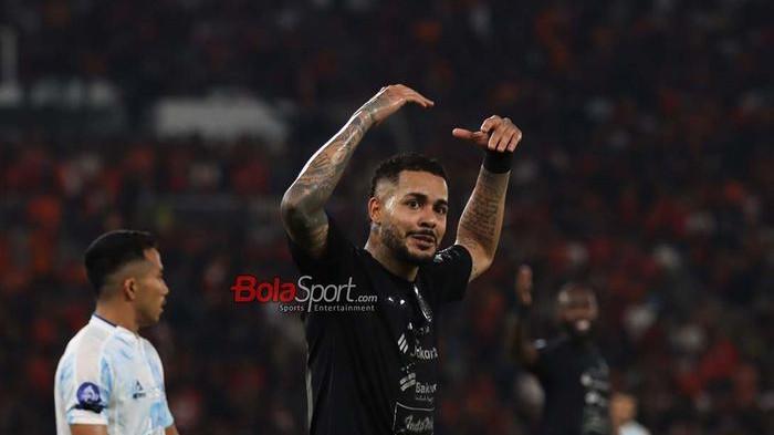 PEMAIN PERSIJA - Pemain Persija Emaxwell sedang melakukan selebrasi seusai mencetak gol dalam laga pekan ke-14 Super League 2025/2026 melawan PSIM Yogyakarta di Stadon Utama Gelora Bung Karno, Senayan, Jakarta, Jumat (28/11/2025).