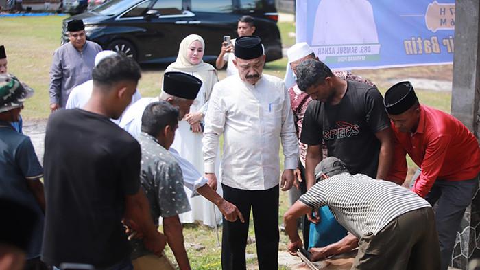SEMBELIH HEWAN KURBAN - Bupati Pidie, H Sarjani Abdullah saat menyaksikan persiapan penyembelihan hewan kurban di halaman Kantor Dinas Syariat Islam Pidie, Rabu (27/5/2026).