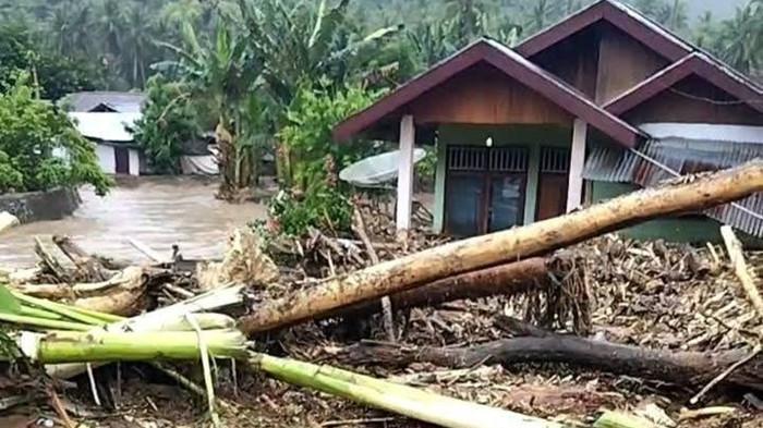BANJIR BANDANG - Pada Rabu (27/5/2026), tiga desa di Bolaang Mongondow (Bolmong) - Sulut, diterjang banjir bandang. Ratusan batang pohon menutupi akses jalan. Tiga desa tersebut adalah Desa Komangaan, Solimandungan Satu, dan Solimandungan Dua yang berada di wilayah Kecamatan Bolaang. 