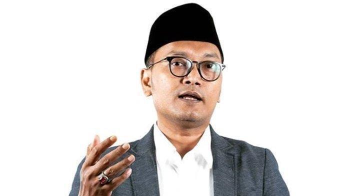 BERSYUKUR DJUTAMTO DITANGKAP - Politisi PDIP Guntur Romli bersyukur Kejagung menangkap hakim Djuyamto, karena selama ini dikenal sebagai makelar perkara. Menurut Guntur, Djuyamto turut bermain di kasus Hasto Kristiyanto.