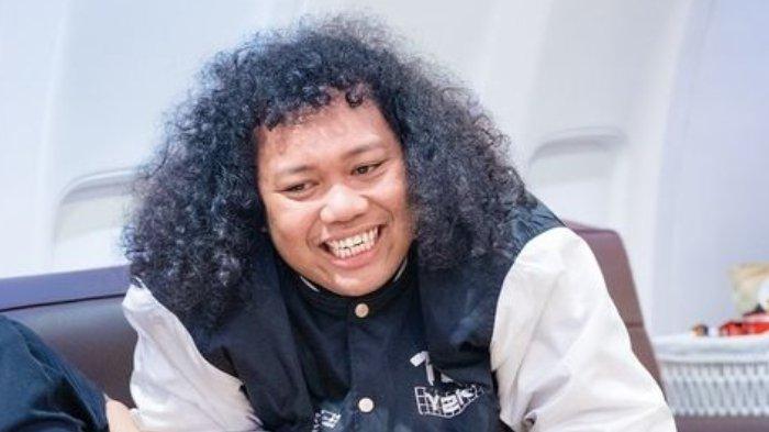 Komika atau stand up comedian, Marshel Widianto.