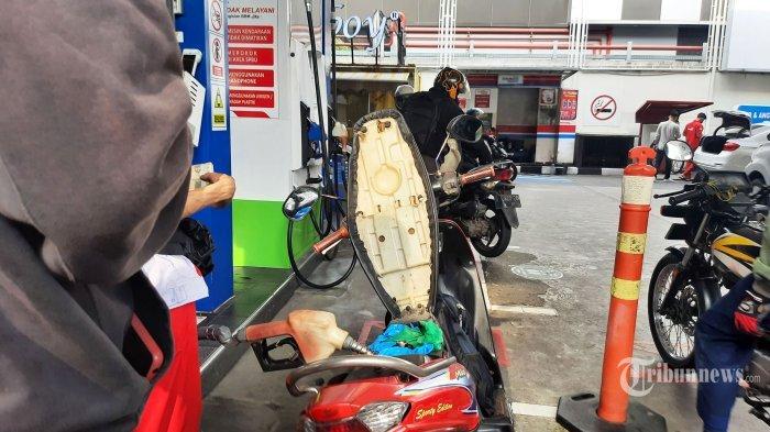 KEBIJAKAN WFH LANJUT - Menteri Koordinator Bidang Perekonomian Airlangga Hartarto saat menyampaikan perpanjangan kebijakan Work From Home di Jakarta.