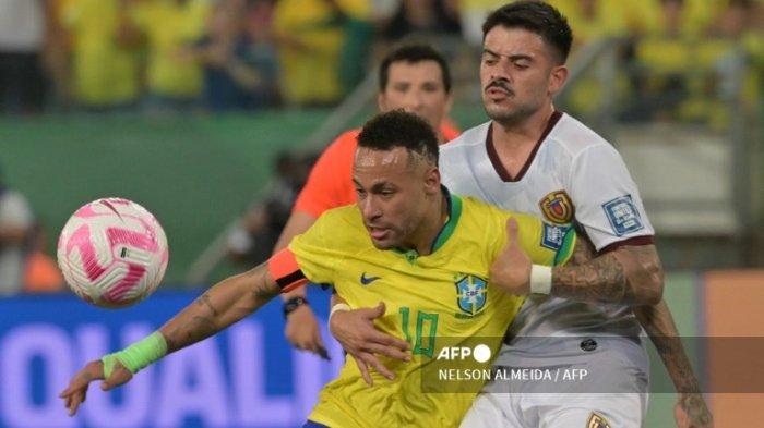 DIPEGANG- Gelandang Venezuela, Junior Moreno (kanan) memegangi Penyerang Brasil, Neymar saat berebut bola dalam lanjutan Kualifikasi Piala Dunia 2026 zona CONMEBOL di Arena Pantanal, Cuiaba, Mato Grosso State, Brasil (13/10).