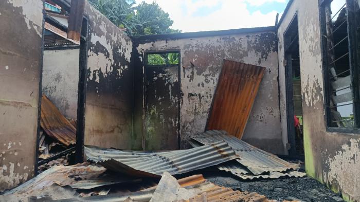 KEBAKARAN RUMAH -- Kondisi rumah Rahman Abdullah pascakebakaran di Kelurahan Pohe, Kota Gorontalo. (Sumber: TribunGorontalo.com/Jefry Potabuga)
