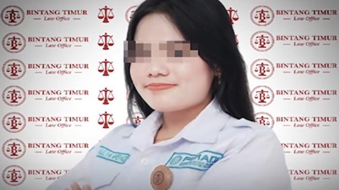 MOTIF TERUNGKAP - Pihak kepolisian akhirnya berhasil mengungkap misteri dan motif di balik kematian tragis Anggi Aulia Arsyad yang jasadnya ditemukan di kawasan Tanah Sareal, Bogor. Pelaku berinisial MF (26) ternyata merupakan teman lama korban semasa sekolah. Berdasarkan keterangan polisi, pelaku sempat menghubungi korban kembali melalui direct message (DM) Instagram. Namun, saat bertemu, pelaku merasa sakit hati mendalam akibat perkataan korban yang menyinggung perasaannya hingga tega merencanakan aksi pembunuhan dan pemerasan. Pelaku kini telah diamankan setelah sempat mencoba kabur.