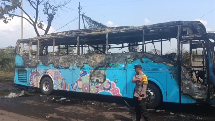 bus po coyo terbakar di pangenan cirebon