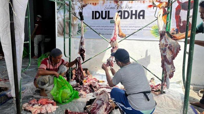 KURBAN - RSUD dr Mohammad Zyn Sampang, Madura, menyembelih 11 hewan kurban, terdiri dari 5 ekor sapi dan 6 ekor kambing di momen Hari Raya Iduladha 1447 Hijriah, Rabu (27/5/2026). Daging kurban selanjutnya didistribusikan kepada warga di sekitar rumah sakit, petugas kebersihan, tenaga keamanan, hingga masyarakat yang berhak menerima.