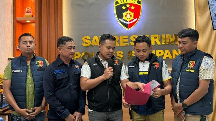 PENYELIDIKAN - Kasat Reskrim Polres Sampang, Iptu Nur Fajri Alim (tengah). Polres Sampang memastikan penghentian penyelidikan kasus dugaan penganiayaan yang dilaporkan seorang warga bernama Sunama dilakukan berdasarkan hasil penyelidikan dan mekanisme hukum yang berlaku, Rabu (27/5/2026).
