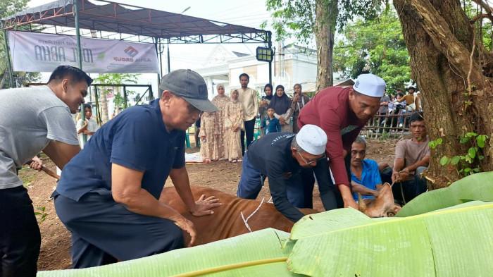 Ade Erlanda dan Nur Apriyanti berbagi di Iduladha 2026. Keduanya bersinergi dalam sebuah inisiatif sosial bertajuk 