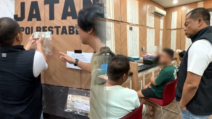 INTEROGASI - Kapolrestabes Surabaya, Kombes Pol Luthfie Sulistiawan saat interogasi para pelaku pemalsuan STNK di Mapolrestabes Surabaya, Rabu (27/5/2026). Polisi mengamankan 5 pelaku komplotan pembuat STNK palsu.
