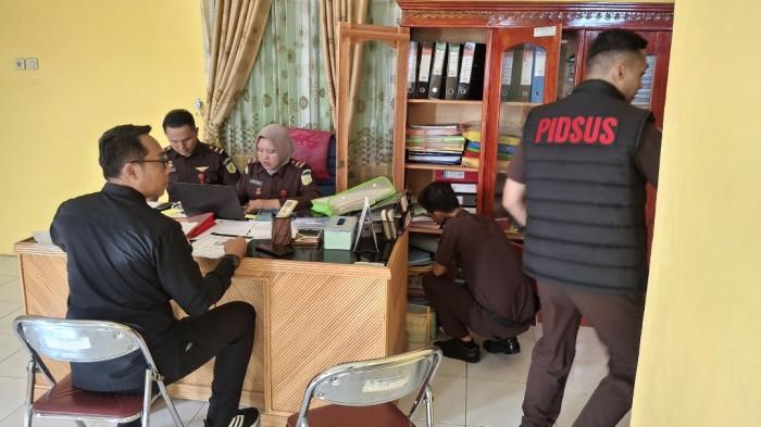 GELEDAH - Tim Penyidik Kejaksaan Negeri (Kejari) Bengkulu Tengah melakukan penggeledahan di kantor Dinas Perdagangan, Perindustrian, Koperasi dan UKM (Disdagperinkop UKM) Kabupaten Bengkulu Tengah, Selasa (26/5/2026) sekitar pukul 14.30 WIB. Hingga berita ini diturunkan, sejumlah penyidik masih melakukan penggeledahan.