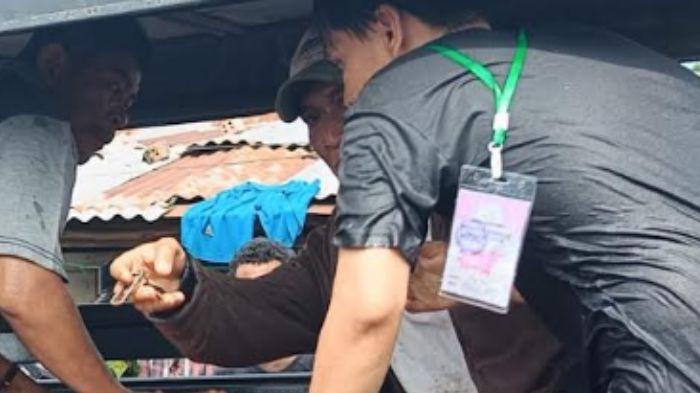 EVAKUASI - Petugas Saat Mengevakuasi Korban. Cuci Usus Sapi di Aliran Anak Sungai di Jakabaring, Pria di Palembang Tewas Tenggelam
