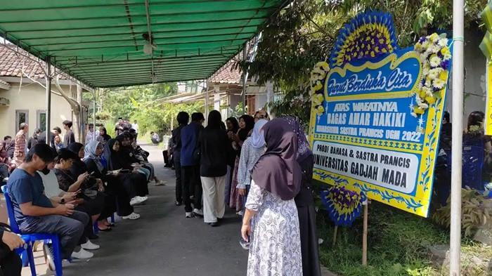 SUASANA RUMAH DUKA- Satu keluarga yang tewas di dalam tenda camping Glamping Safari Nomor 3, Taman Wisata Alam Posong, Kabupaten Temanggung, Jawa Tengah, dikenal dermawan