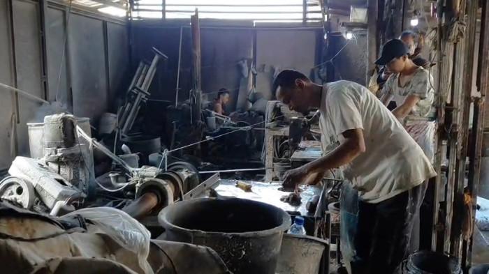 penggilingan daging di pasar cikurubuk 285