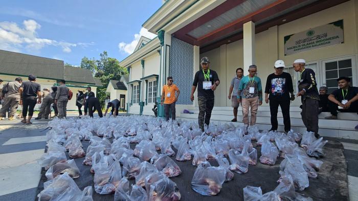 DAGING KURBAN - Paket daging kurban di Masjid Al Akbar Balangan yang sudah dipacking dalam plastik siap dibagikan untuk masyarakat.