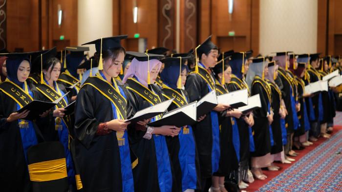 WISUDA - Universitas Respati Yogyakarta (UNRIYO) kembali mewisuda ratusan mahasiswa dalam Wisuda Program Sarjana, Magister, dan Angkat Sumpah Profesi Periode II Tahun Akademik 2025/2026. Sebanyak 285 wisudawan dari 13 program studi resmi dikukuhkan sebagai lulusan UNRIYO.