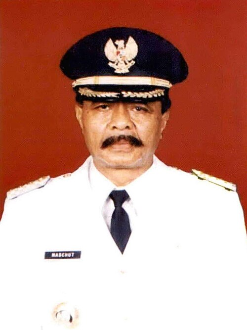 Achmad Maschut saat menjabat sebagai Wali Kota Kediri periode 1999–2009. Sosok birokrat senior ini dikenal berperan dalam perkembangan Kota Kediri, termasuk membawa Persik Kediri meraih prestasi di sepak bola nasional.
