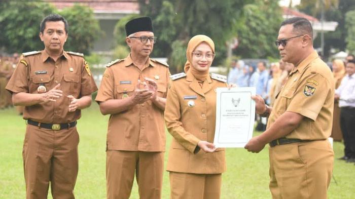 Vinanda Prameswati saat dilantik sebagai Wali Kota Kediri periode 2025–2030. Politikus muda ini menjadi sorotan publik setelah memenangkan Pilkada 2024 dan membawa semangat baru bagi kepemimpinan Kota Kediri.