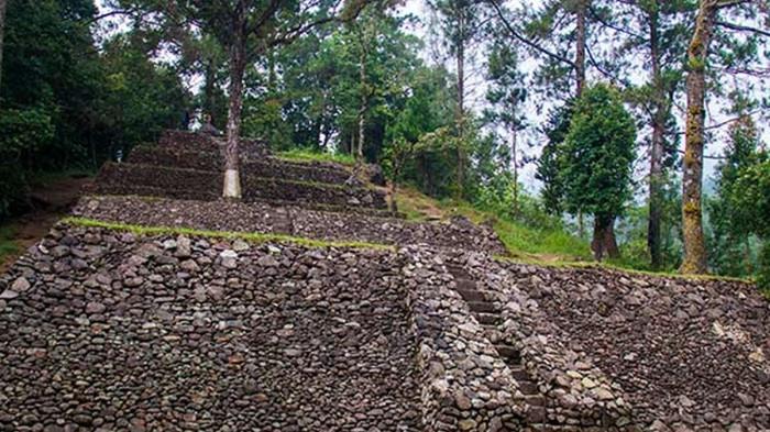 CANDI BERSEJARAH KARANGANYAR - Candi Kethek, Karanganyar, Jawa Tengah yang sunyi dan tenang, dipotret 2023 lalu. Beginilah asal-usul Candi Kethek di lereng Gunung Lawu.